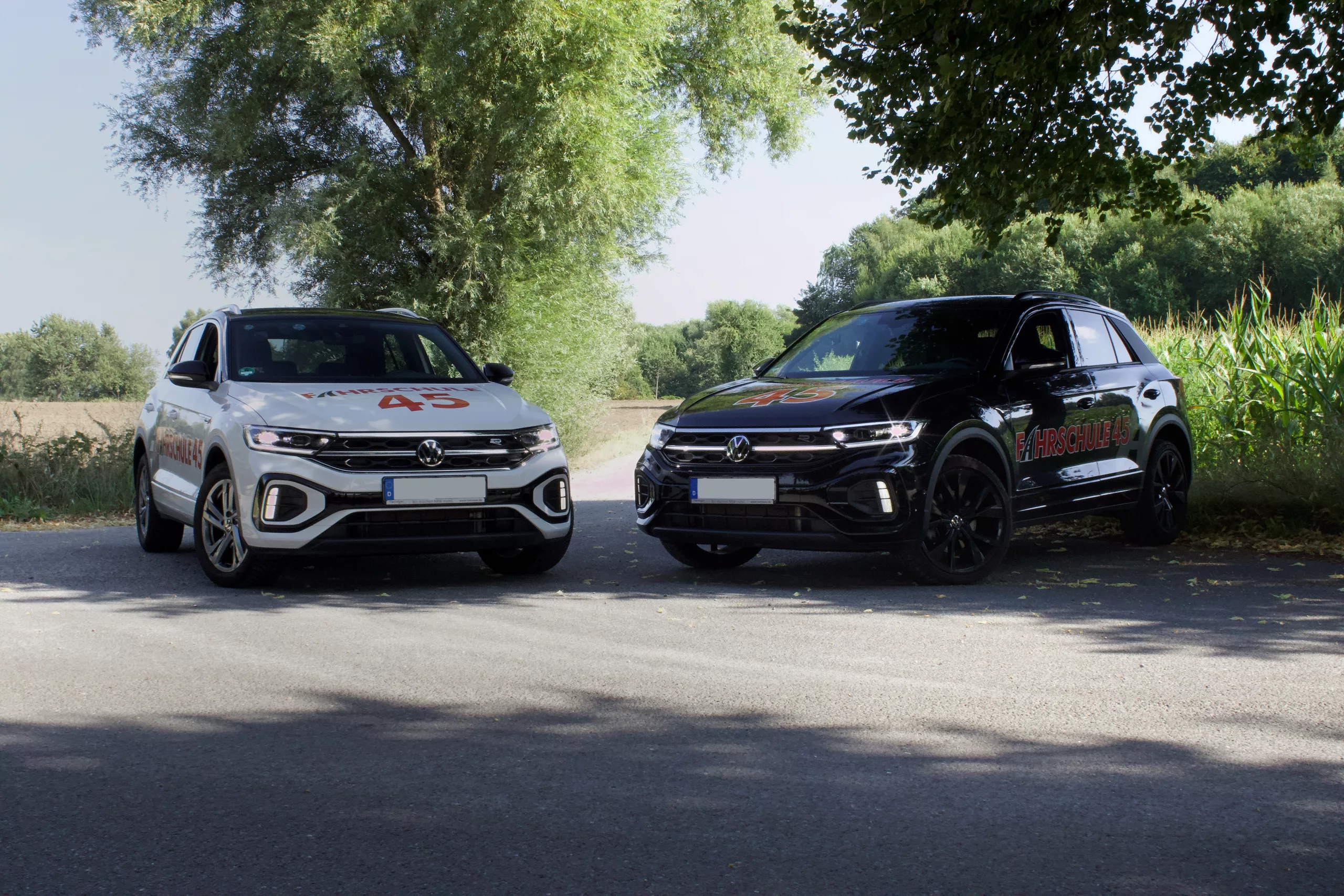 Fahrschule 45 Herne - Moderne Fahrzeugflotte mit weißem und schwarzem Fahrschulauto