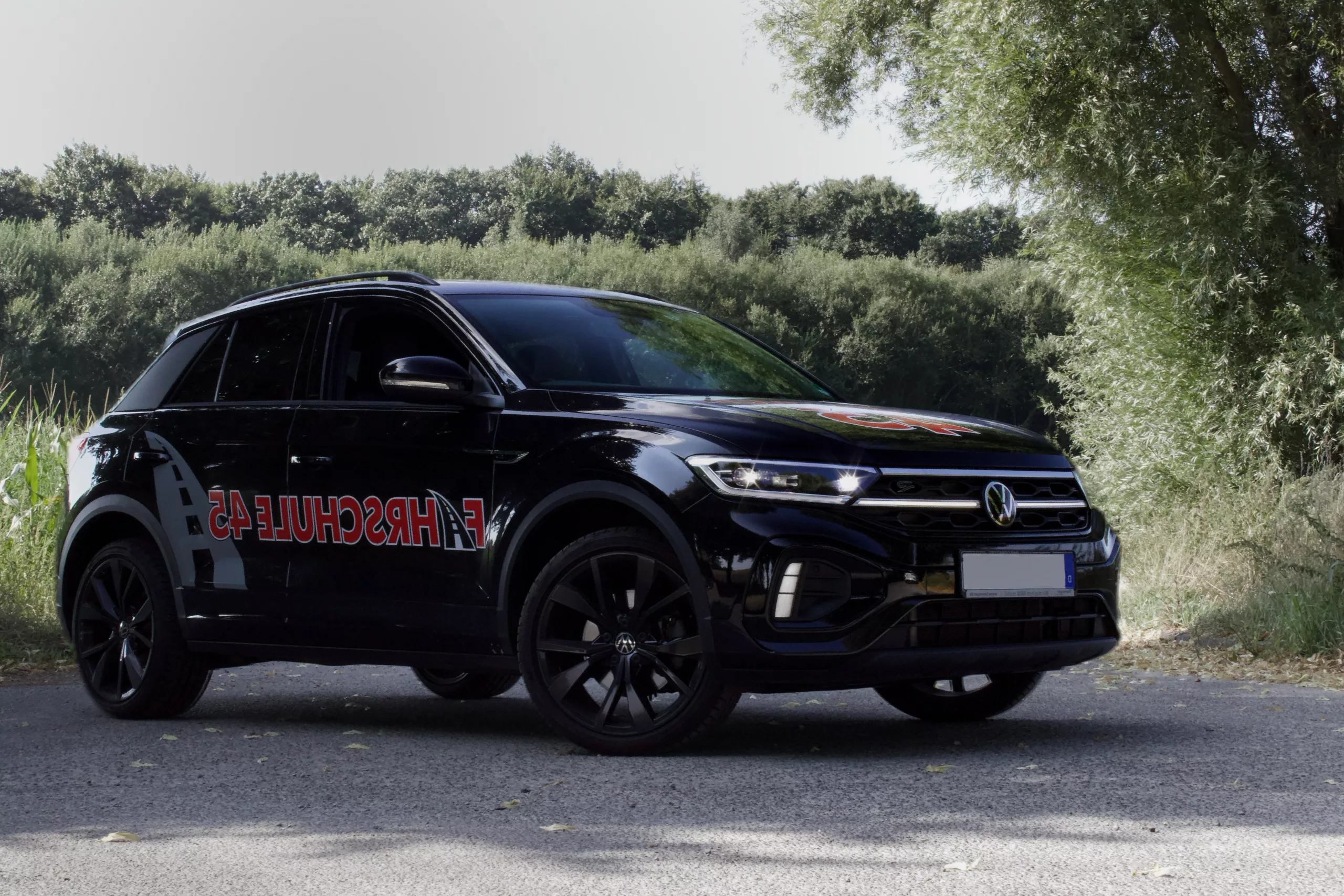 Schwarzes Fahrschulauto der Fahrschule 45 Herne im Seitenprofil