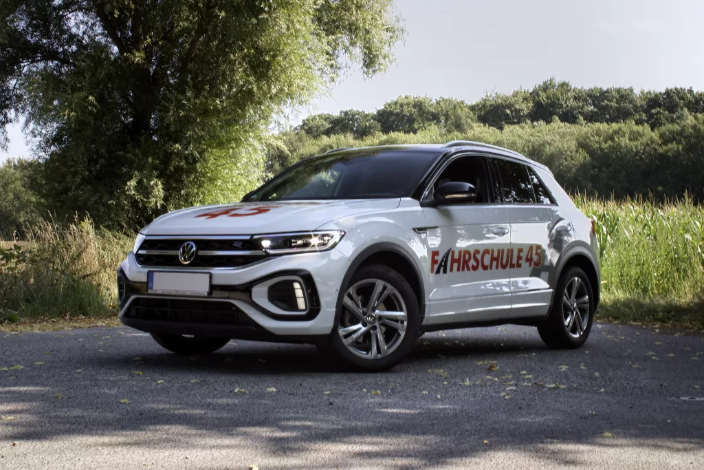 Weißes Fahrschulauto der Fahrschule 45 Herne im Seitenprofil